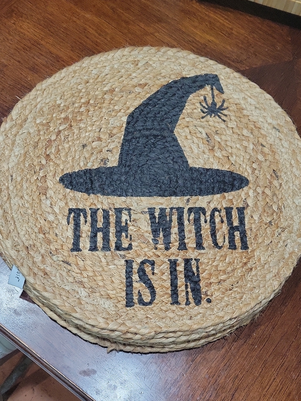 Rustic 'The Witch Is In' Natural Jute Round Mat - Black Print